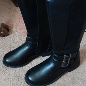 Girls Black boots fake leather but doesn't look bad they are brand new